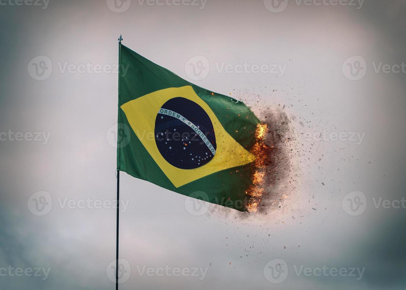 Brasilien flagga vinka i en Pol med brand och rök på kanter, digital sammansatt foto