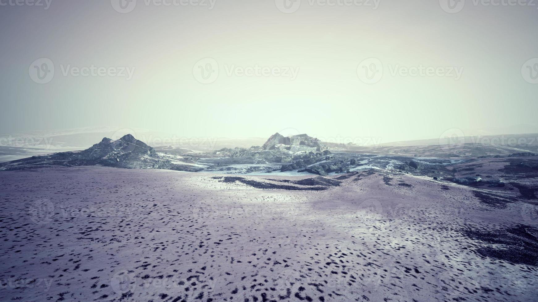 dramatisk vinter- mörk öken- stäpp på en högland berg platå foto