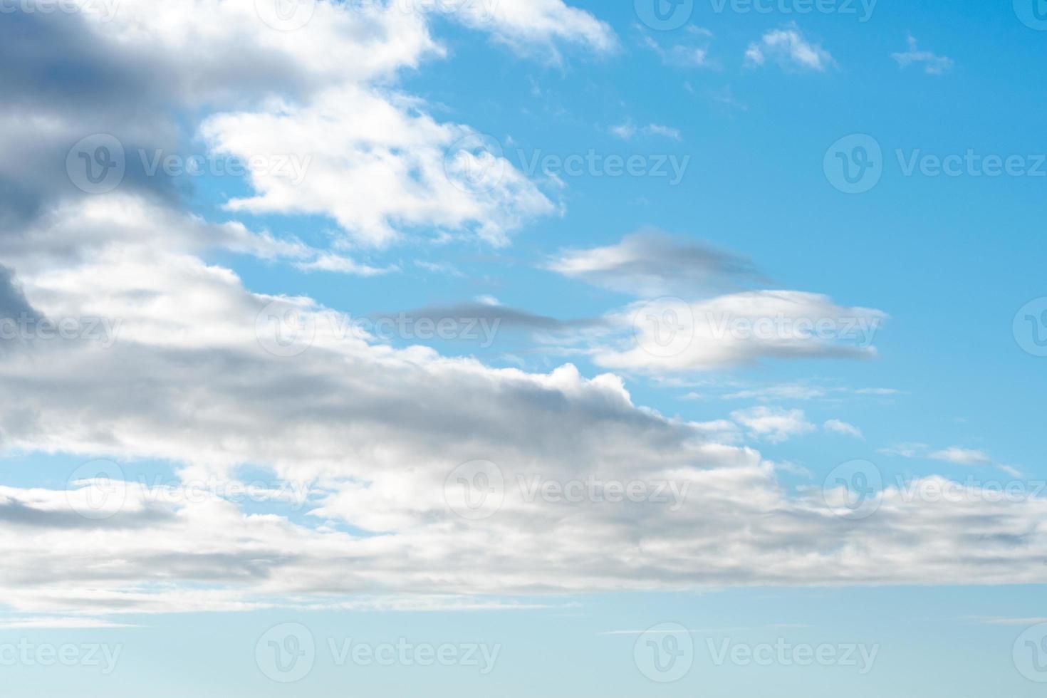 vacker blå himmel med en få moln. foto