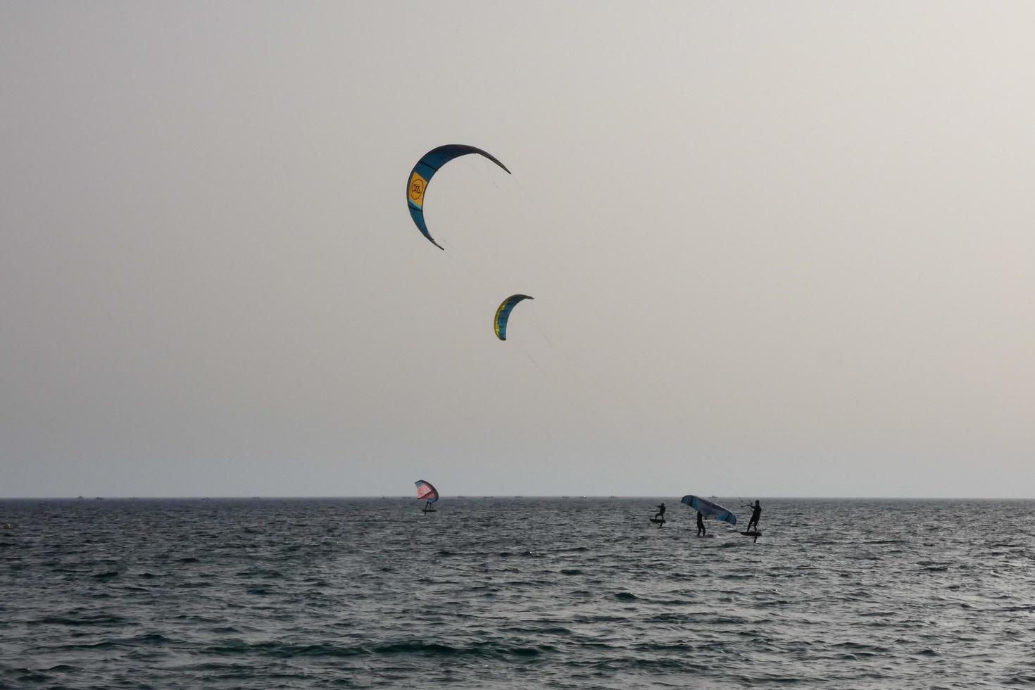 vindsurfing, kitesurfing, vatten och vind sporter driven förbi segel eller drakar foto