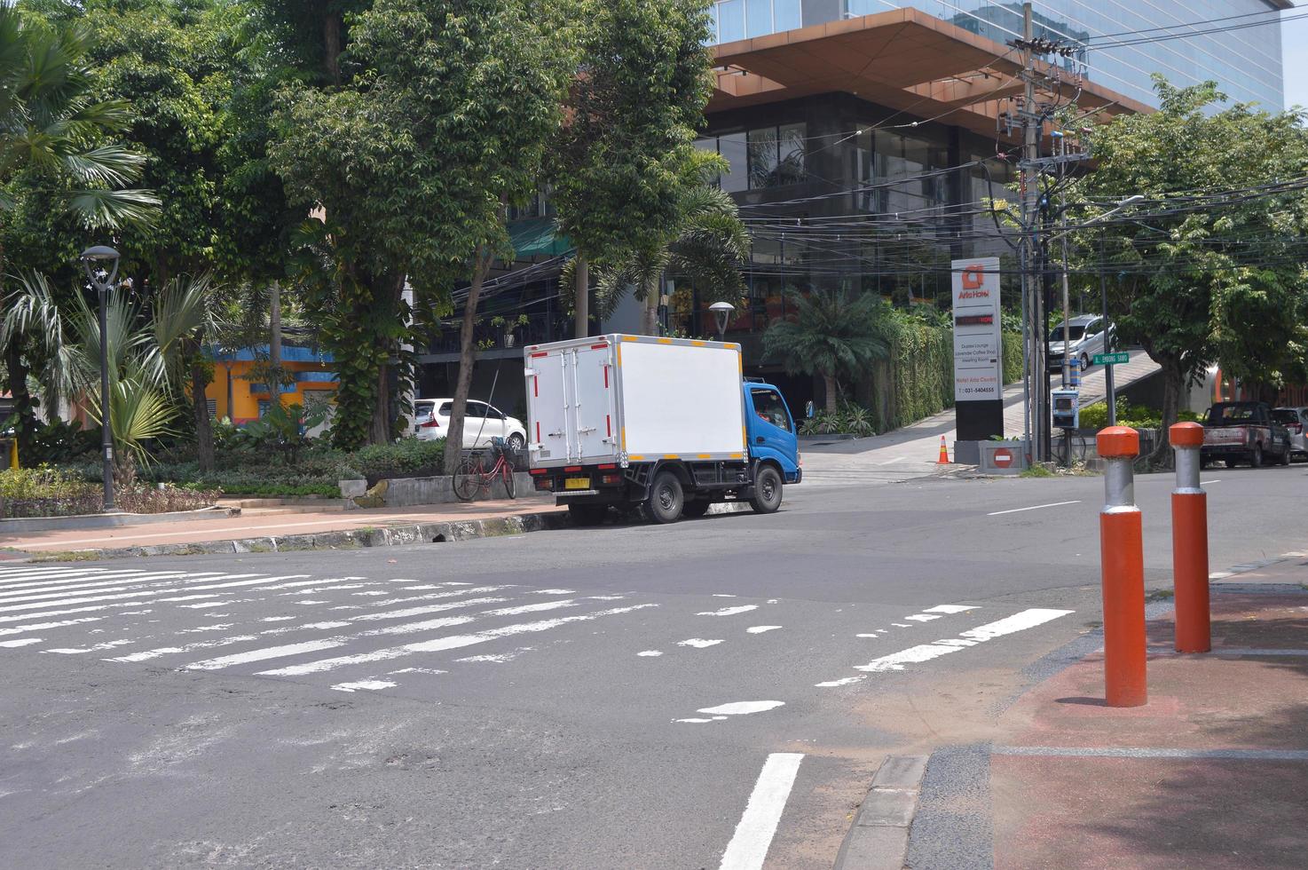 surabaya, Indonesien, 2022 - slarvigt parkerad fordon. parkering på de axel av de väg. foto