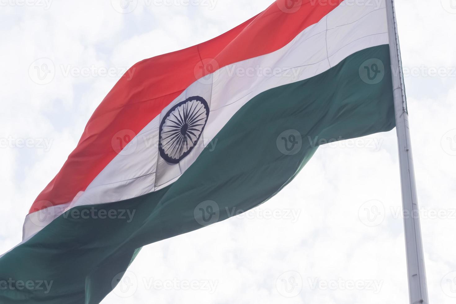 Indien flagga vajar högt på connaught plats med stolthet över blå himmel, Indien flagga vajar, indiska flaggan på självständighetsdagen och republikens dag i Indien, tilt up shot, viftande indiska flaggan, har ghar tiranga foto