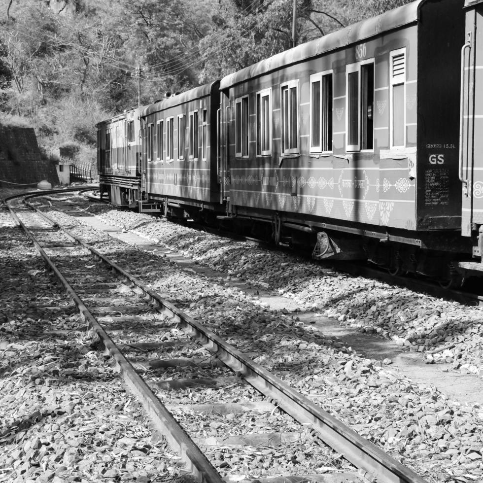 shimla, himachal pradesh, Indien - 14 maj 2022 - leksakståg kalka-shimla rutt, går på järnväg till kullen, leksakståg från kalka till shimla i Indien bland grön naturskog foto