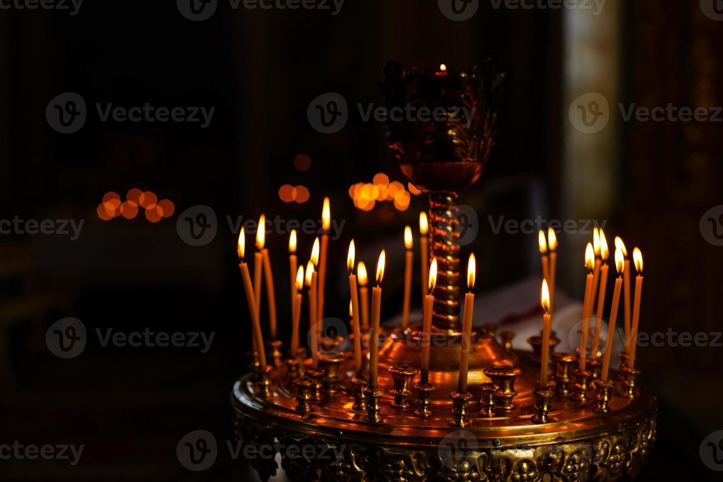 en massa av brinnande ljus i de kyrka foto