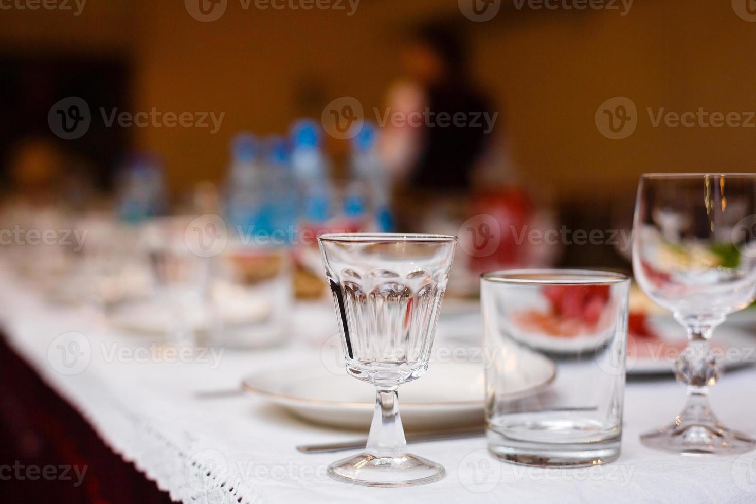 skön glasögon defocused på buffé tabell i restaurang och suddig bakgrund foto