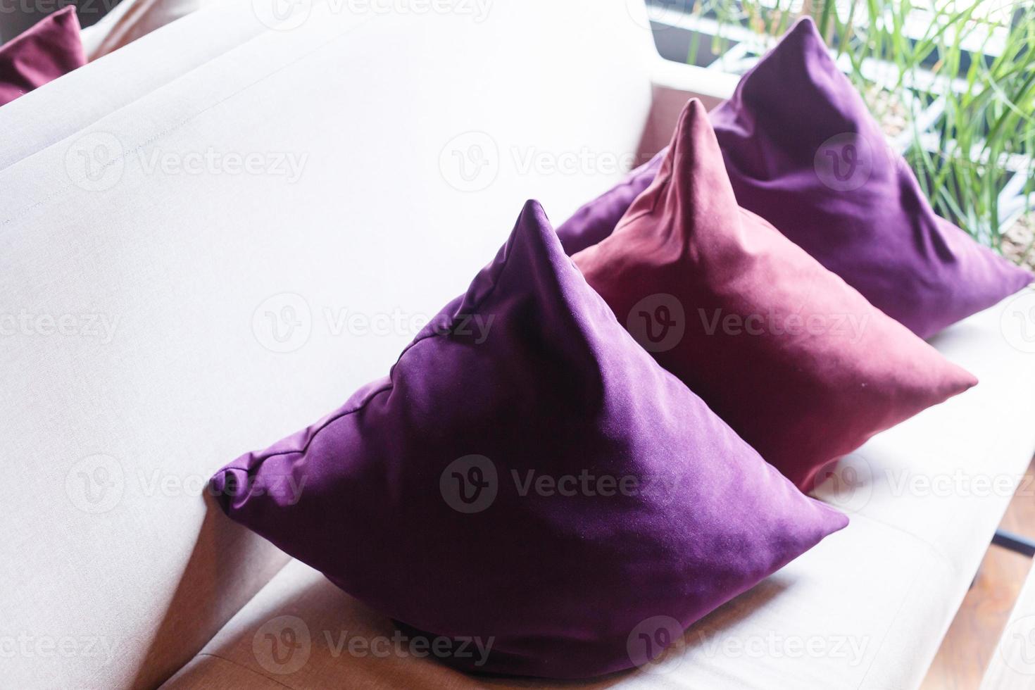 lila kuddar på vit soffa i levande rum foto