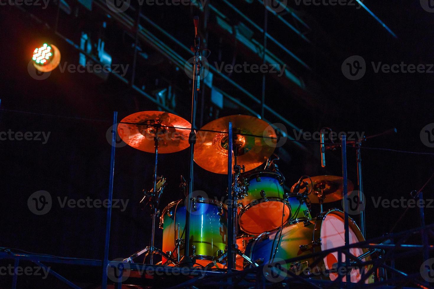 uppsättning av trummor på skede, svart bakgrund foto