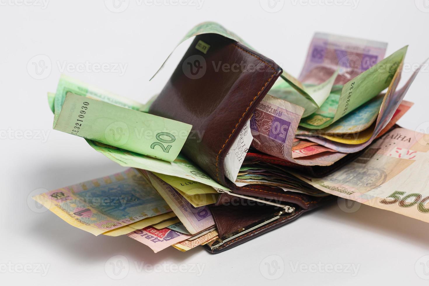 ukrainska hryvnian sedlar i valörer i svart handväska isolerat foto