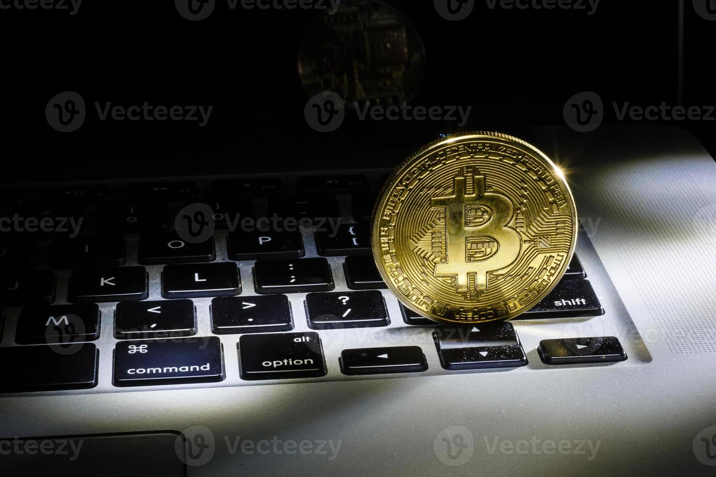 gyllene bitcoin ny valuta, accepterar bitcoin för betalning, finansiera begrepp, bärbar dator kopia Plats foto