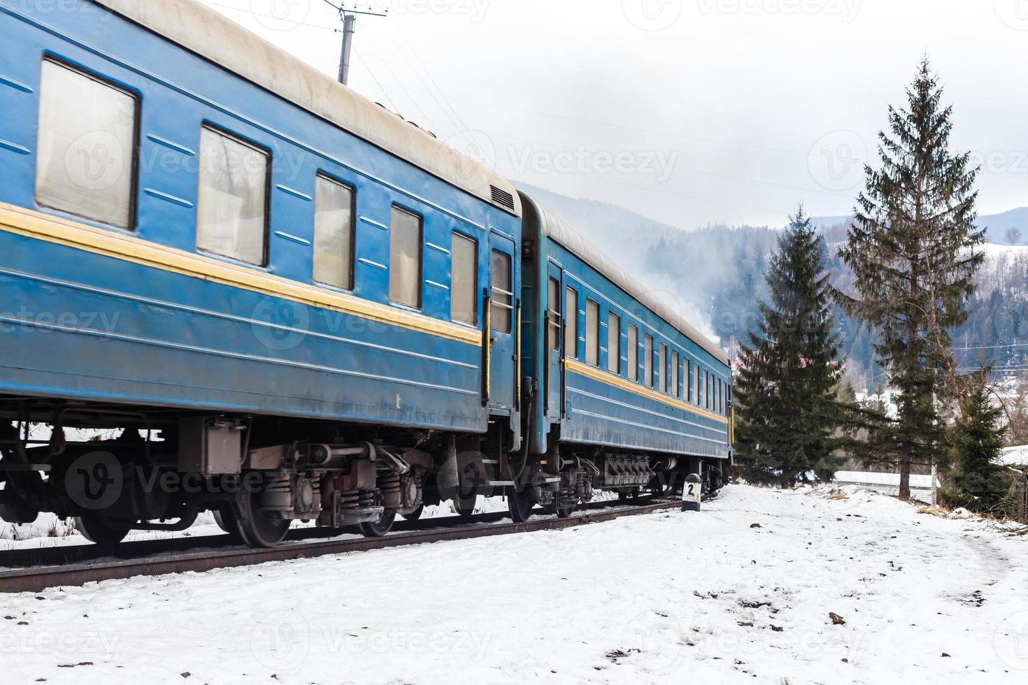gammal ånga tåg i de snö i vinter- foto