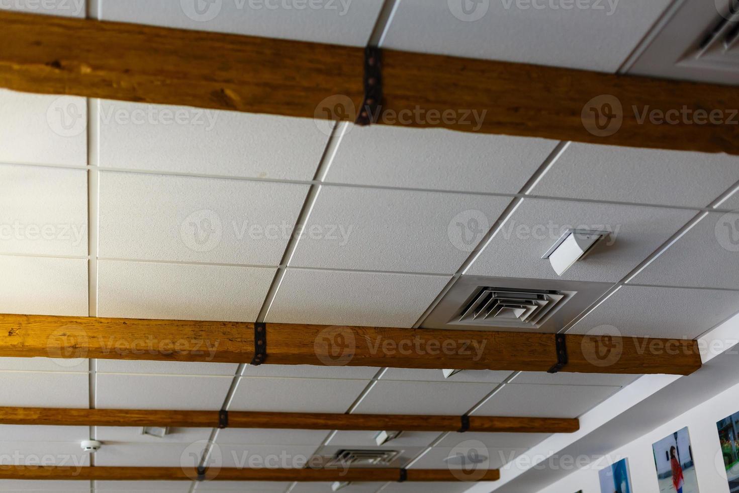 trä- design trä- balkar och golv till tak som en design element modern interiör foto