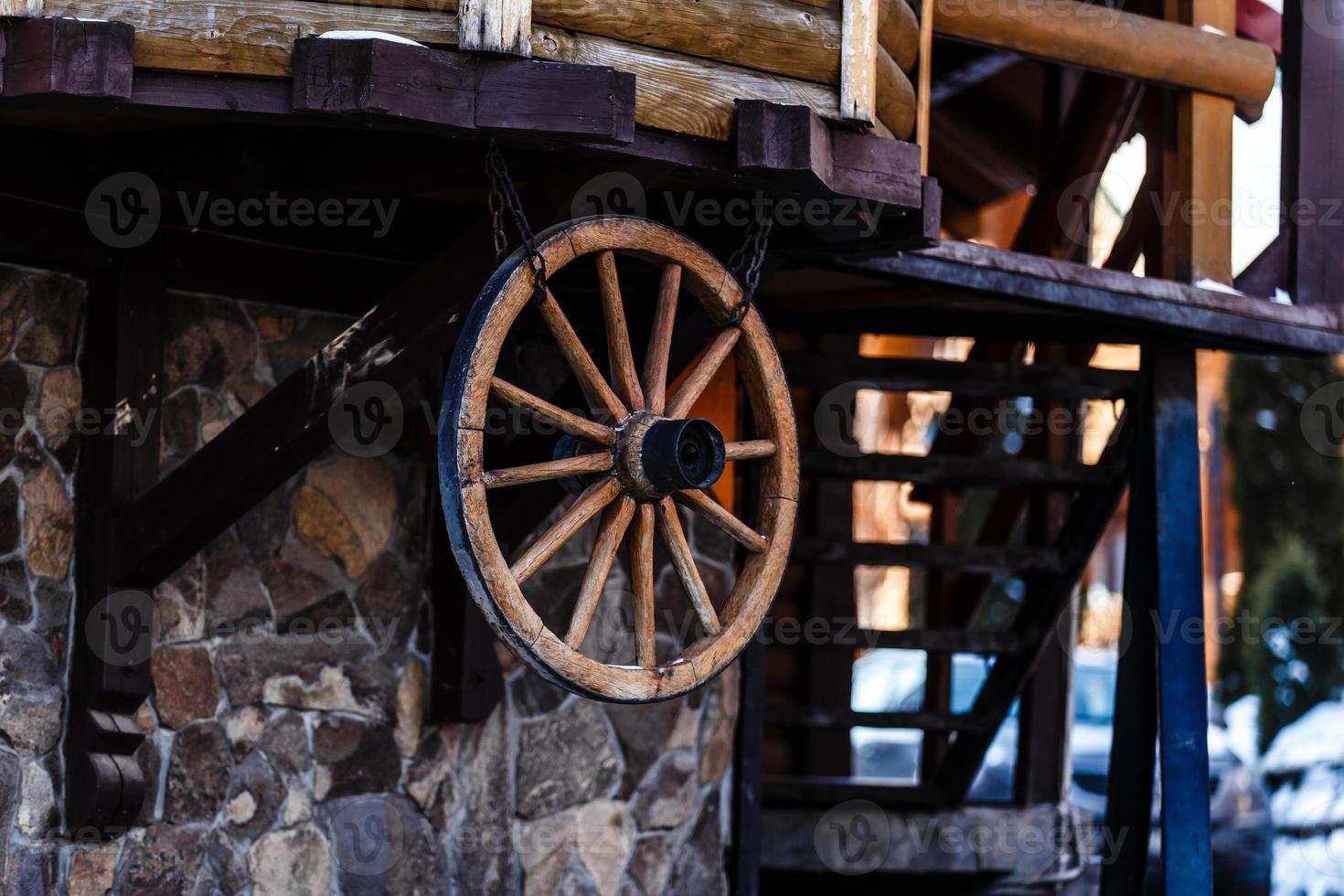 trä- hjul och en stege i låg ljus, trä textur, bakgrund för kreativ design foto