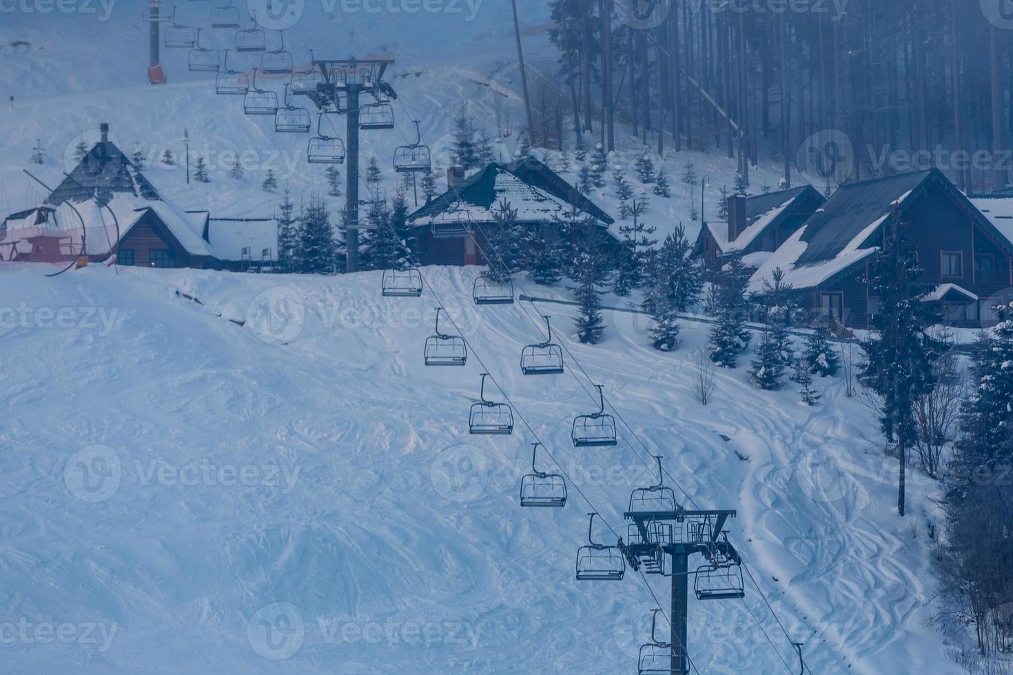 åka skidor hissar i de morgon- i de bergen foto