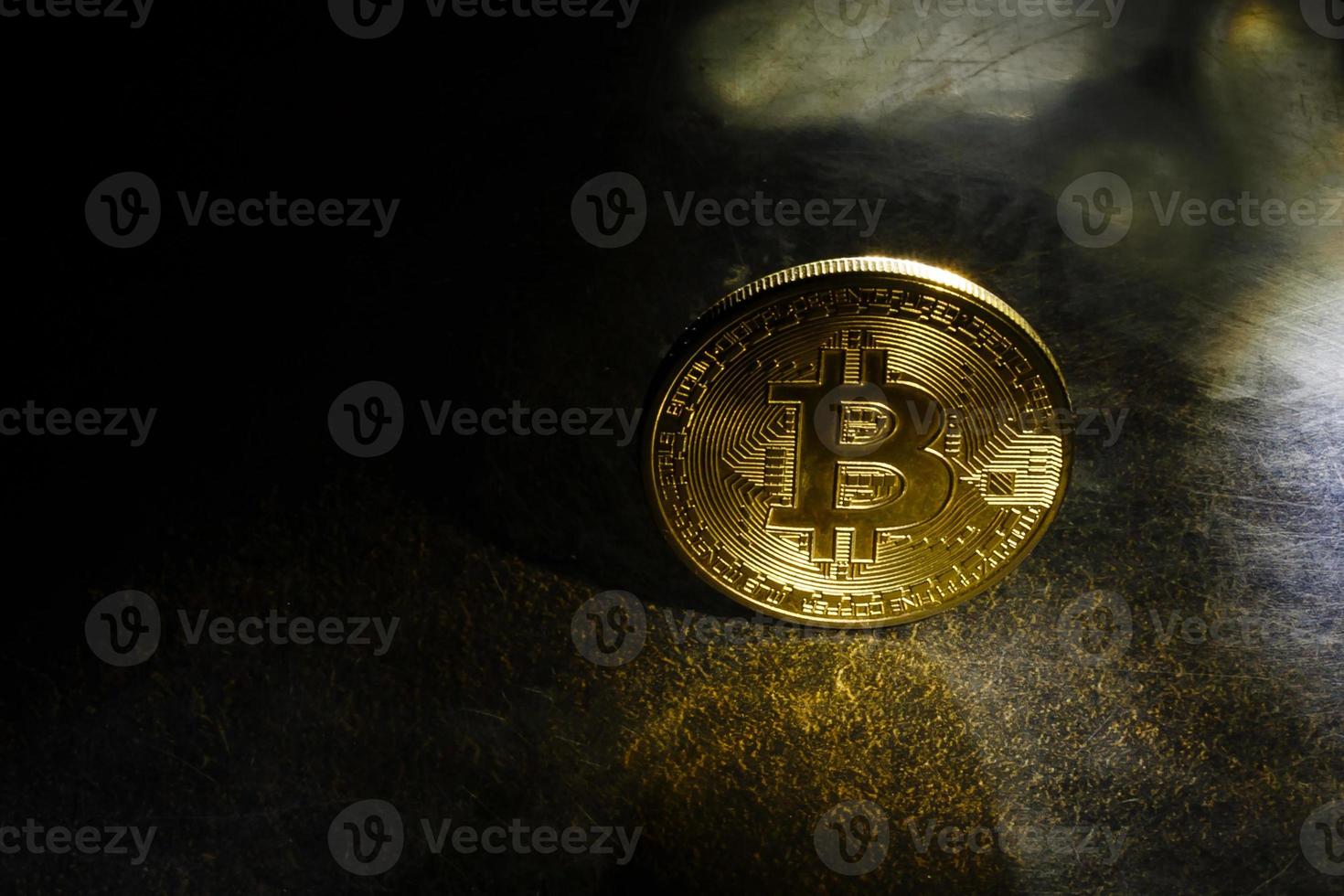 gyllene bitcoins med de strålkastare foto