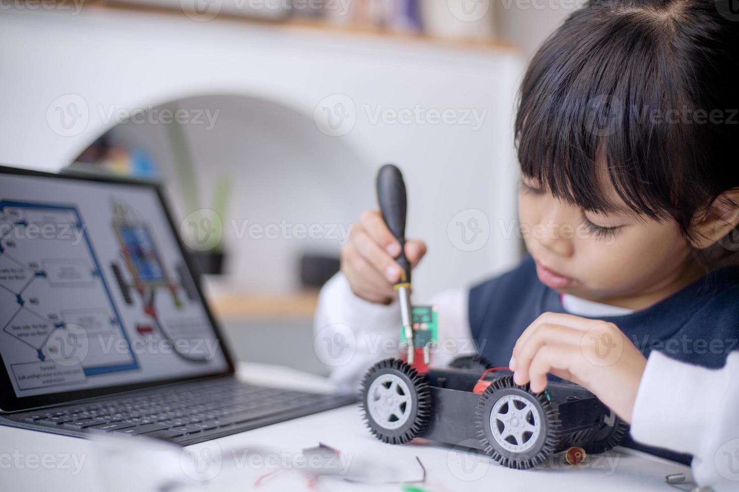 Asien studenter lära sig på Hem i kodning robot bilar och elektronisk styrelse kablar i stam, ånga, matematik teknik vetenskap teknologi dator koda i robotik för barn begrepp foto