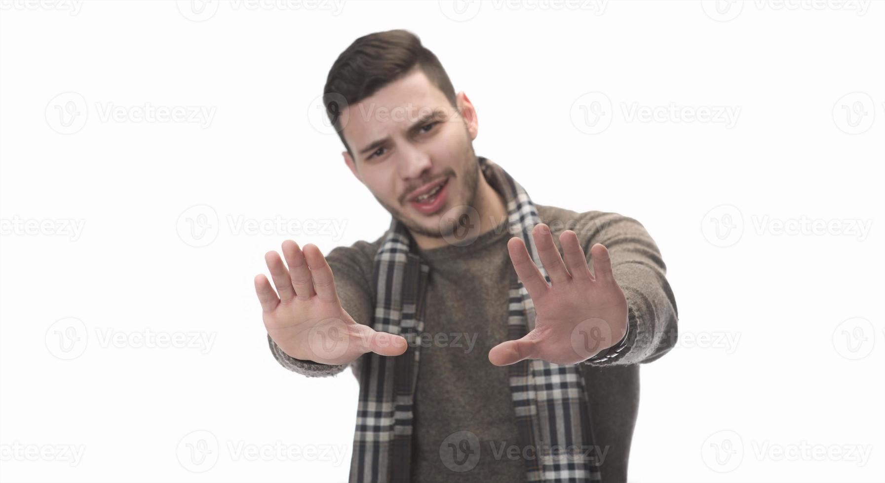 man Lycklig leende stående hand pekande till tömma Plats på vit bakgrund. foto