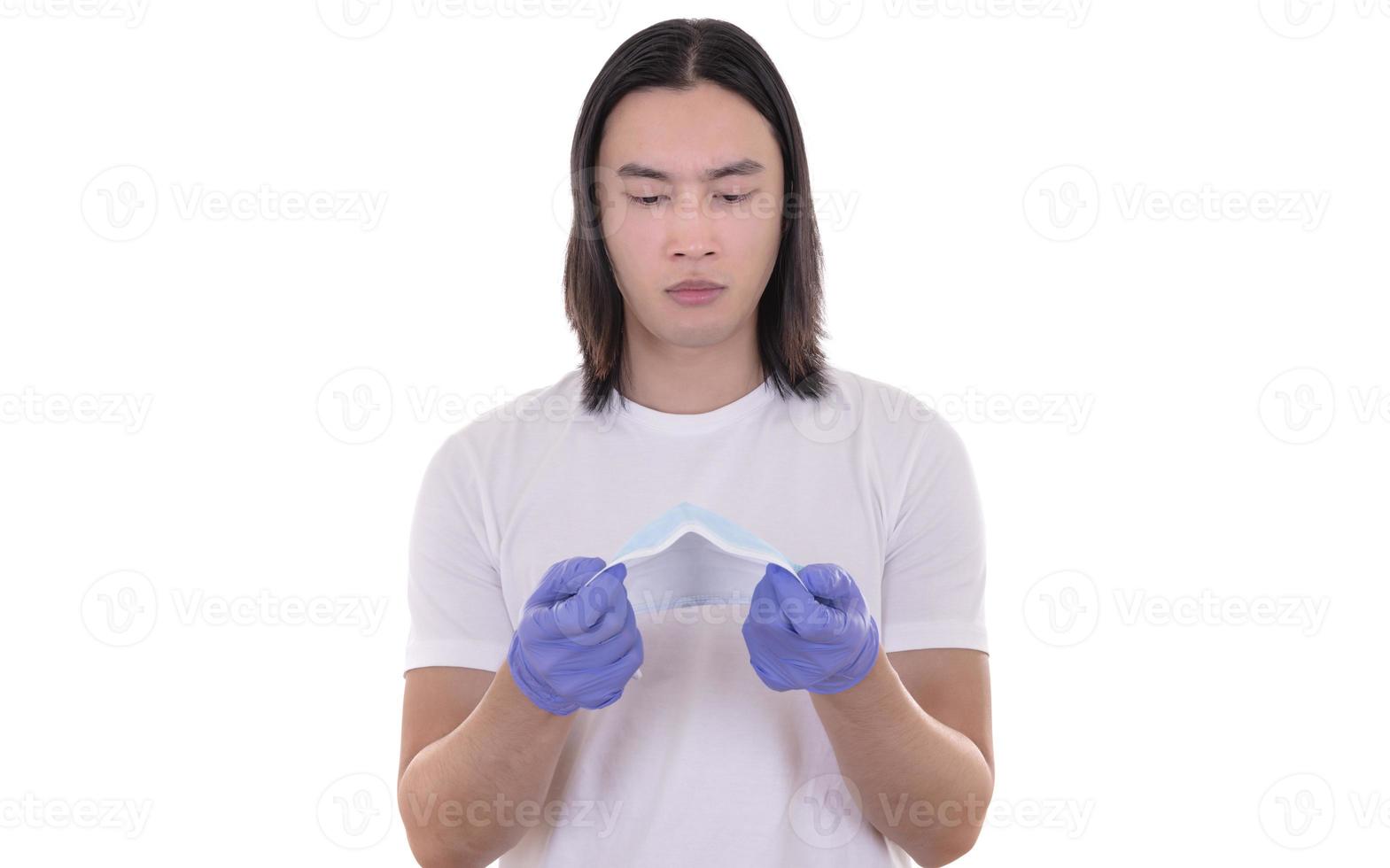 skydd mot smittosam sjukdom, coronavirus, covid19. överraskad asiatisk man innehav hygienisk mask till förhindra infektion, luftburet respiratorisk sjukdom sådan som influensa, 2019-nCoV. foto