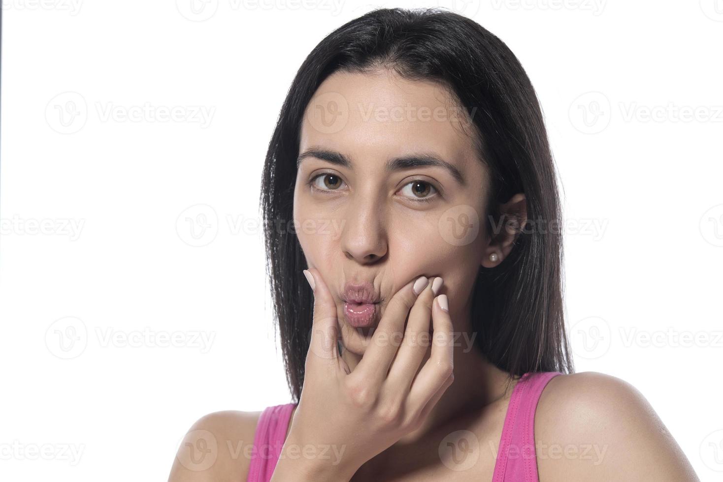 tand smärta och tandvård. skön ung kvinna lidande från fruktansvärd stark tänder smärta, rörande kind med hand. foto