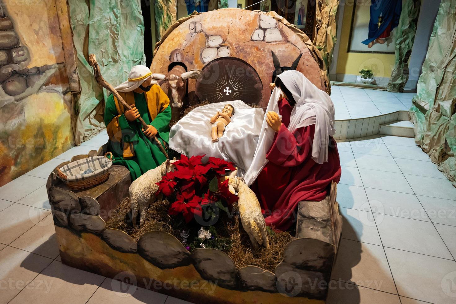 jul nativity spjälsäng scen i kyrka. stabil med bebis Jesus i en krubba, mary och joseph. foto