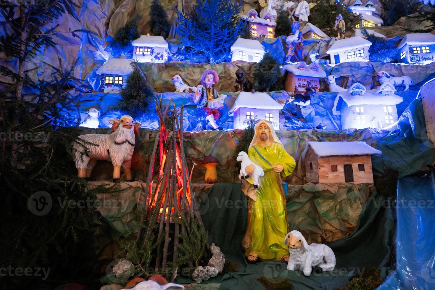 jul nativity spjälsäng scen i kyrka. herde med en lamm i hans vapen. foto