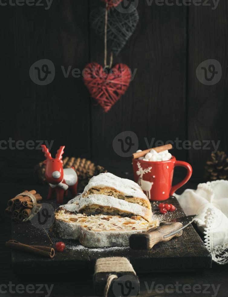 skiva traditionell europeisk kaka stollen med nötter och kanderad frukt dammat med glasyr socker foto