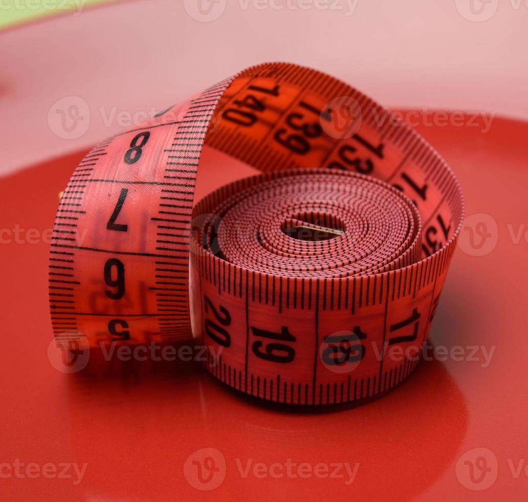röd mätning tejp på en röd bakgrund foto