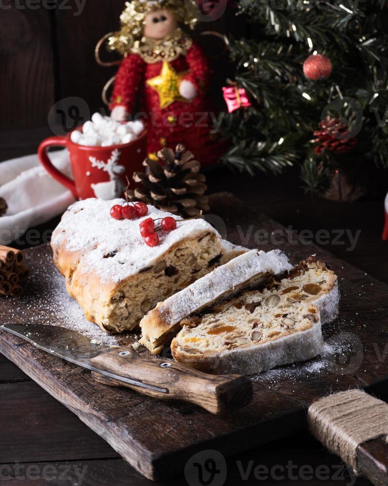 stollen en traditionell europeisk kaka med nötter och kanderad frukt foto