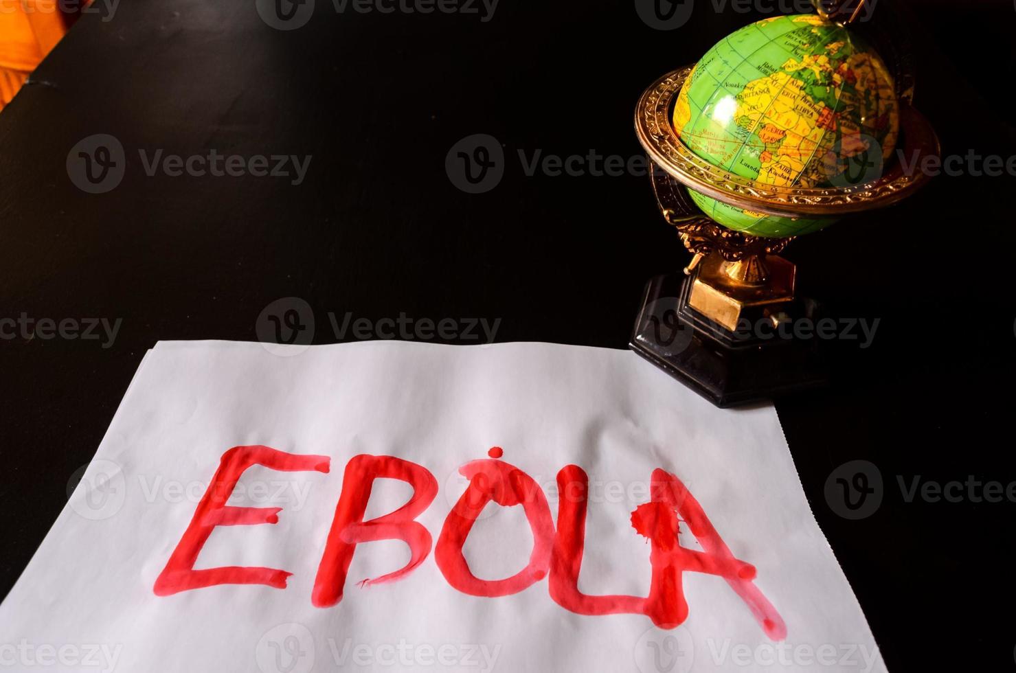 ebola skriven på papper foto