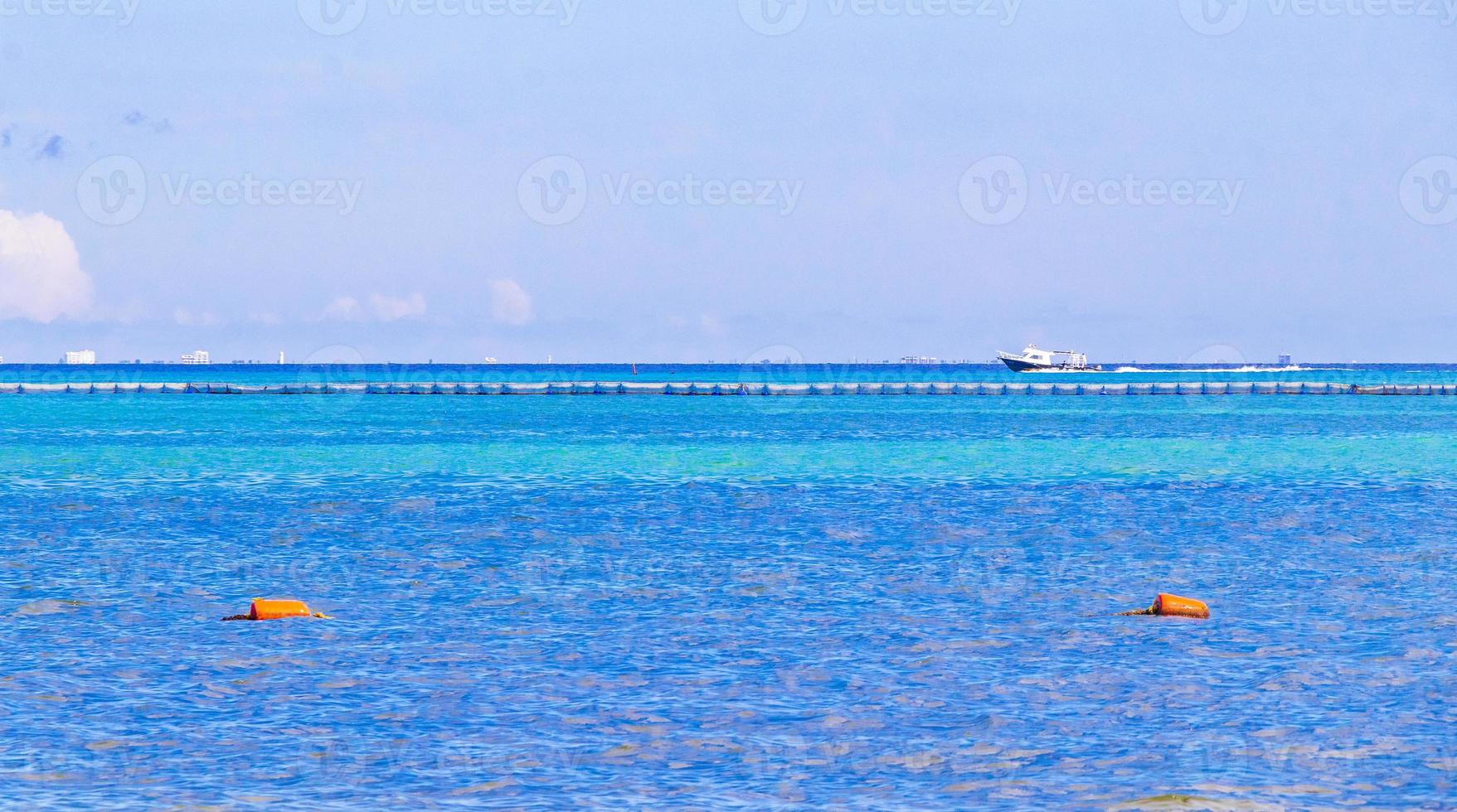 båtar yachter fartyg brygga strand i playa del carmen Mexiko. foto