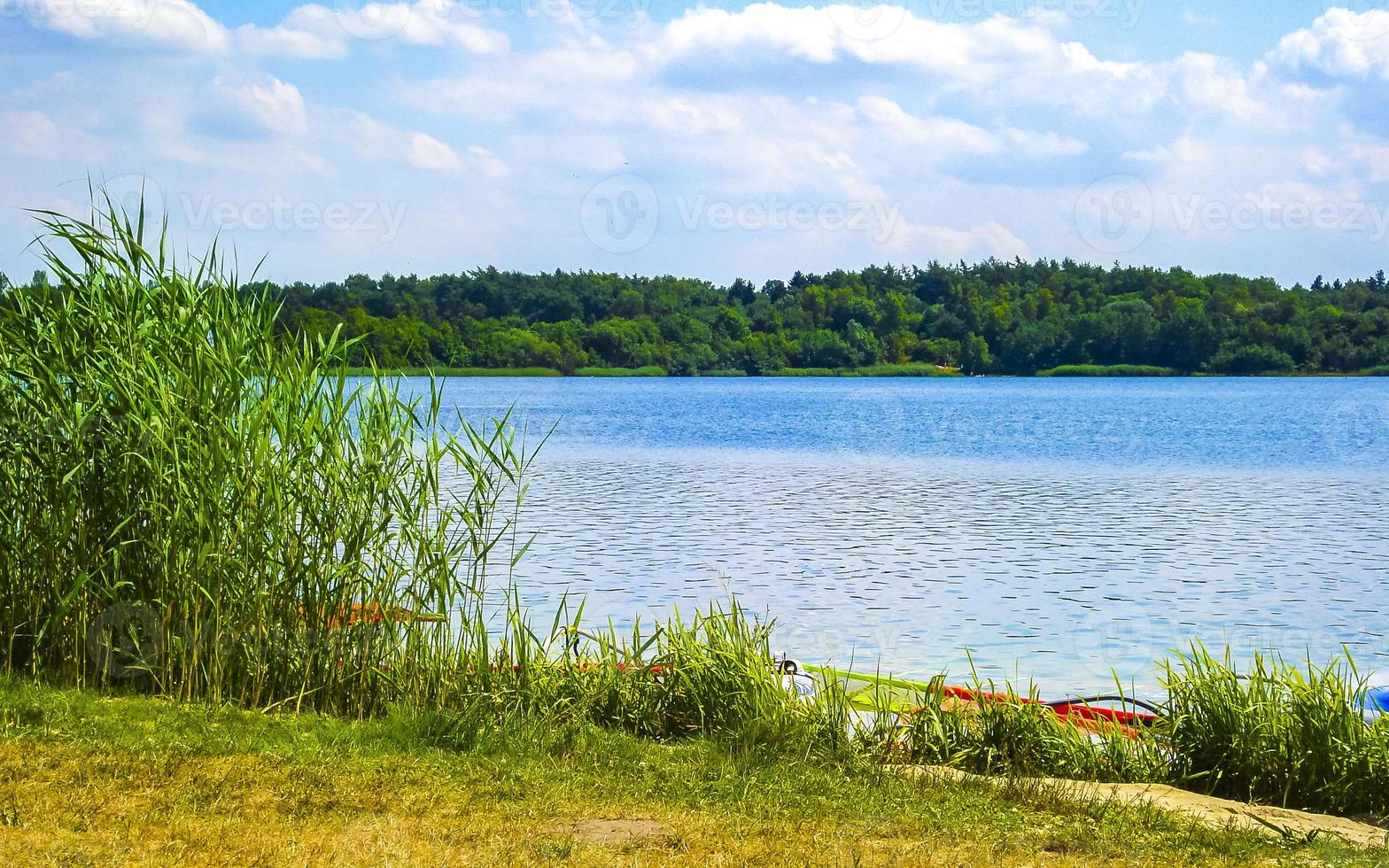 skön norr tysk sjö med blå himmel i sommar Tyskland. foto