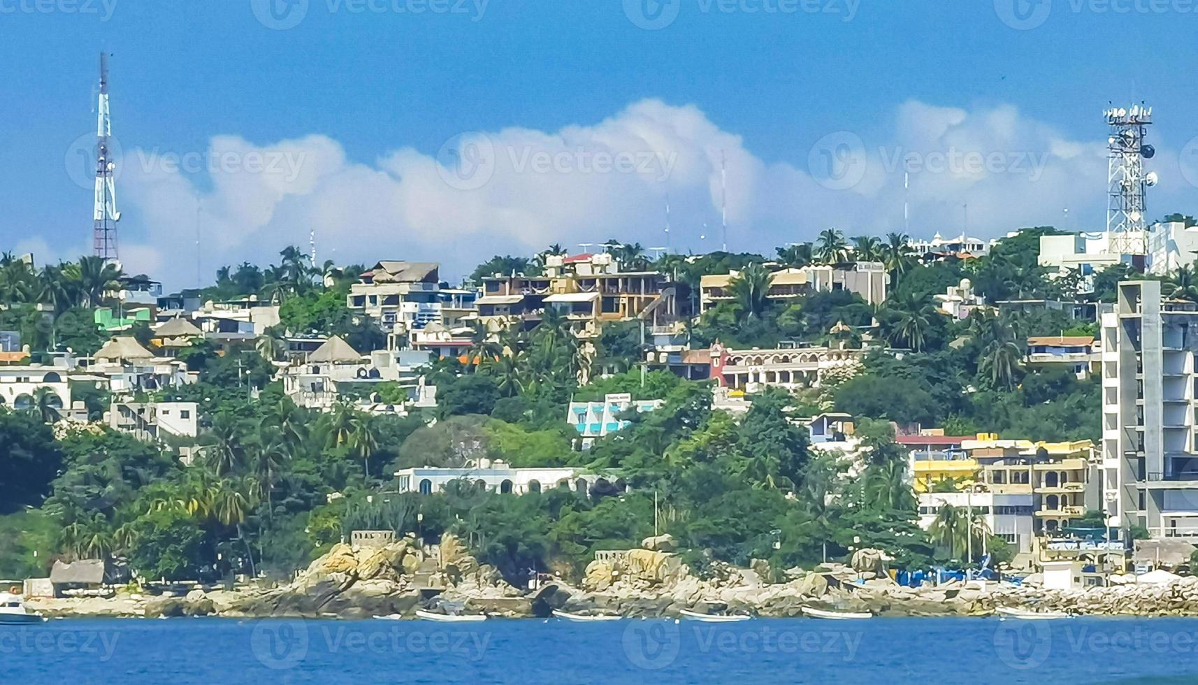 Sol strand människor vågor och båtar i puerto escondido Mexiko. foto