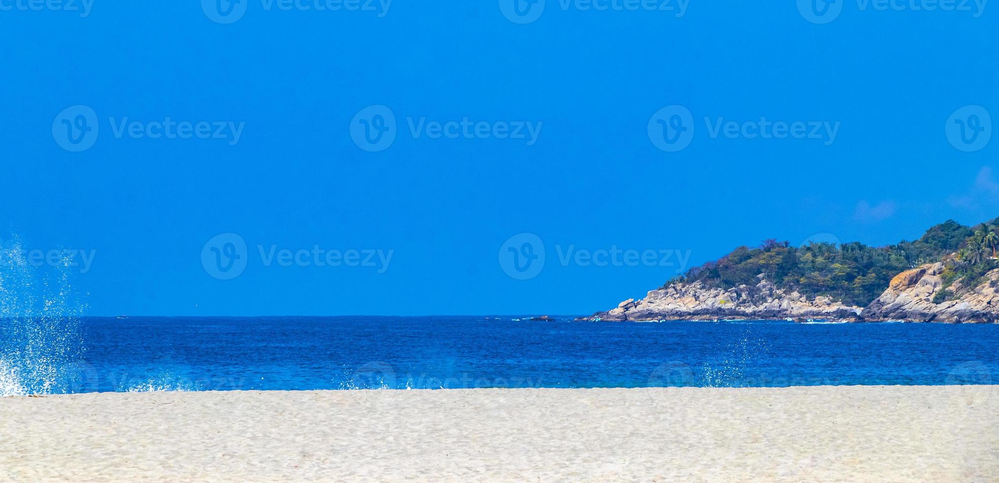 strand sand blå vatten enorm surfare vågor puerto escondido Mexiko. foto