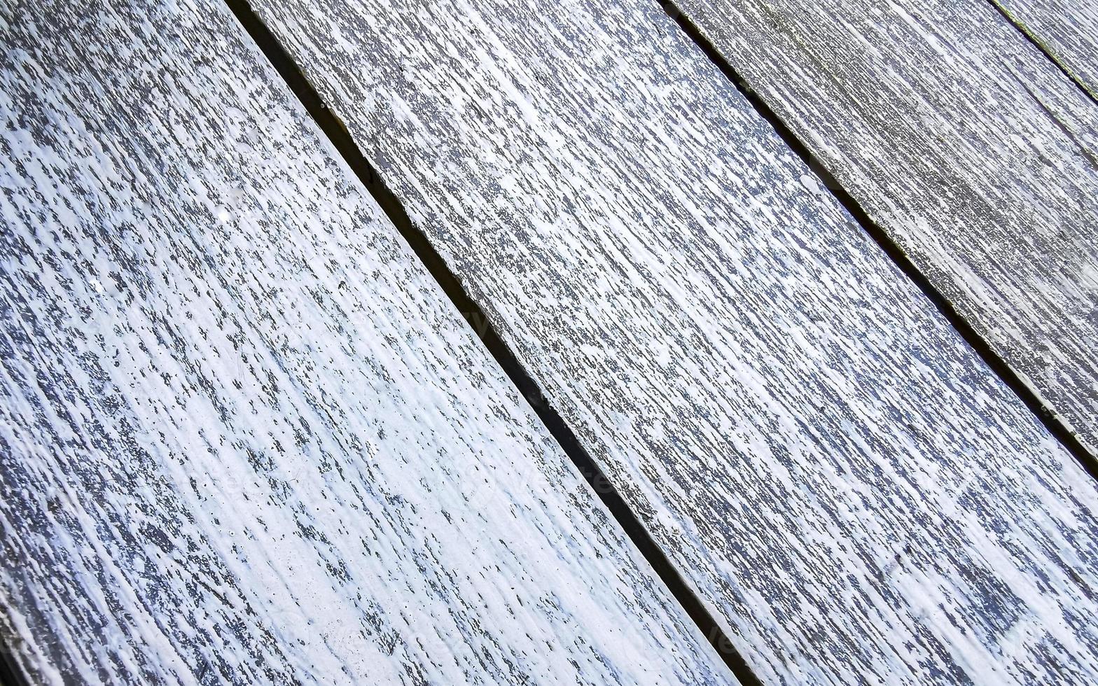 grå lackad trä- styrelse trä textur mönster av lameller strålar. foto