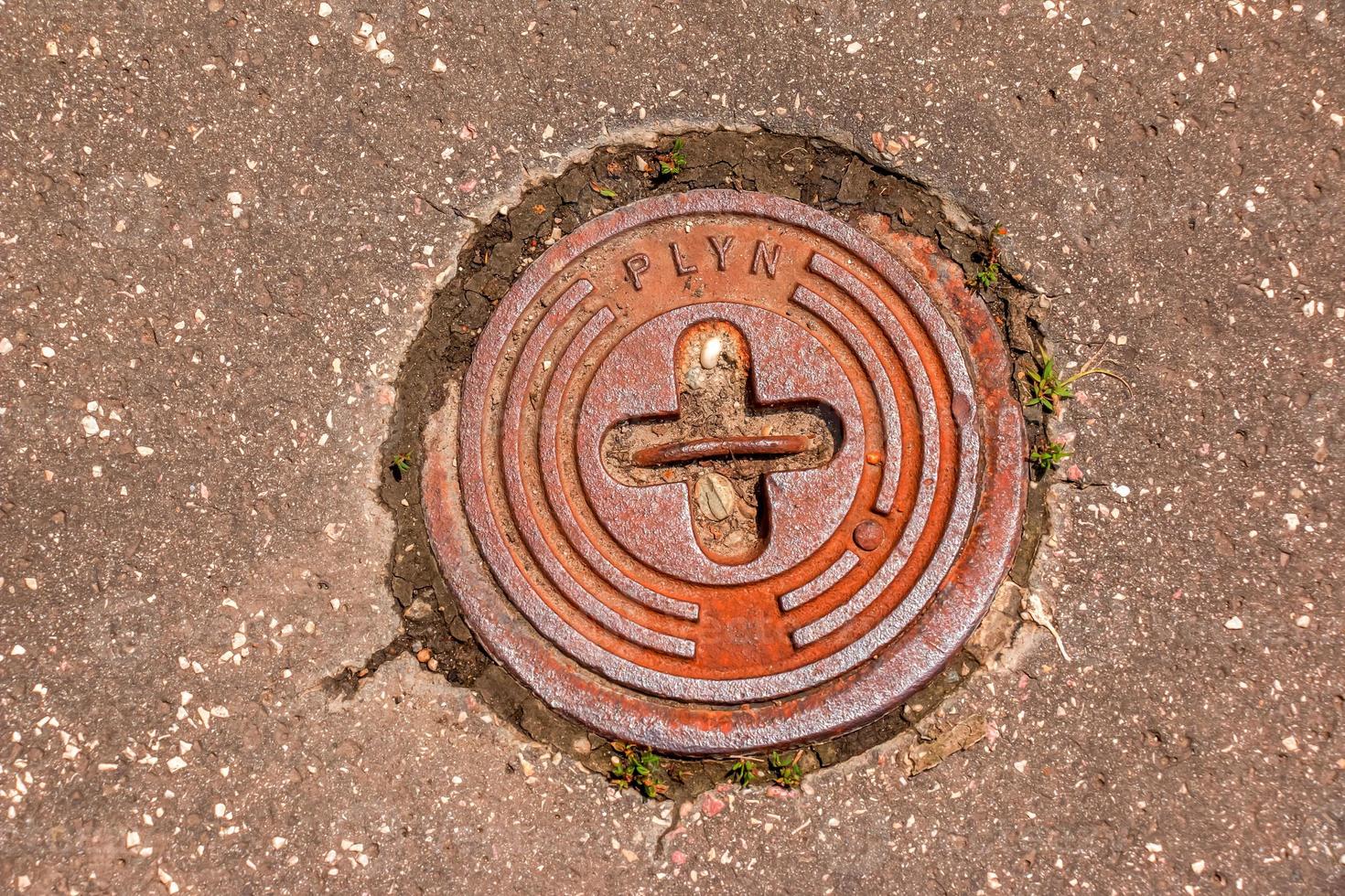 manhål omslag av de gas rörledning systemet. en massiv metall kläcka för tillgång till stad kommunikation i de trottoar. foto