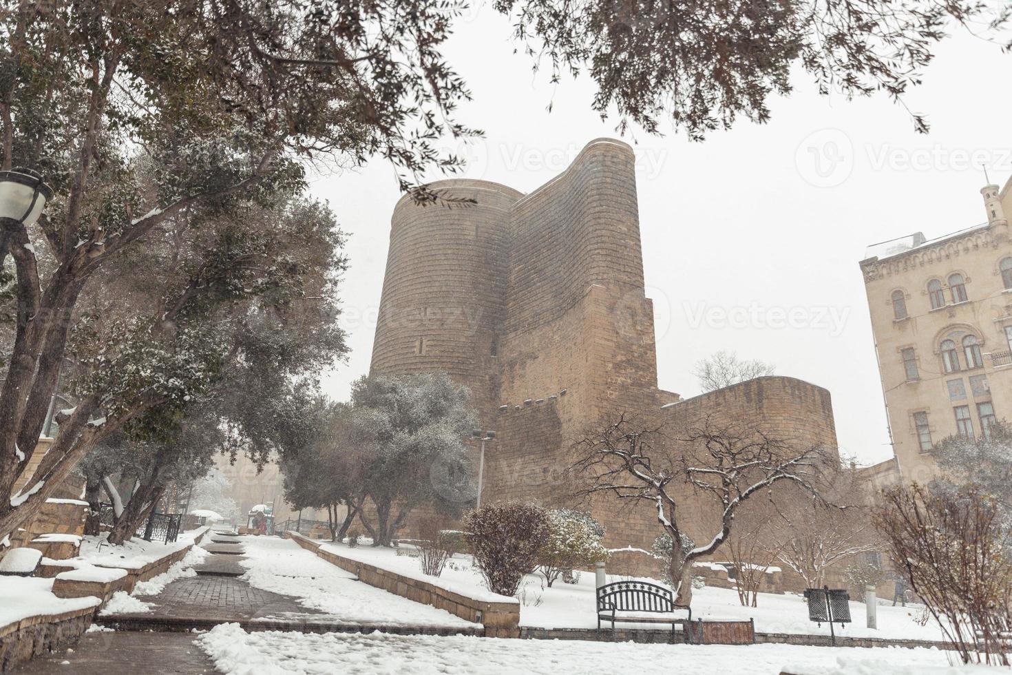 azerbaijan baku, jungfru torn i vinter- i de snö foto