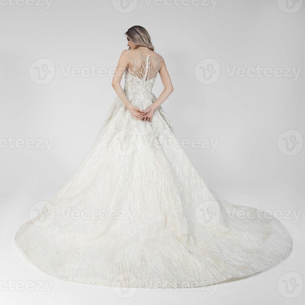 elegant brud i en bröllop klänning foto