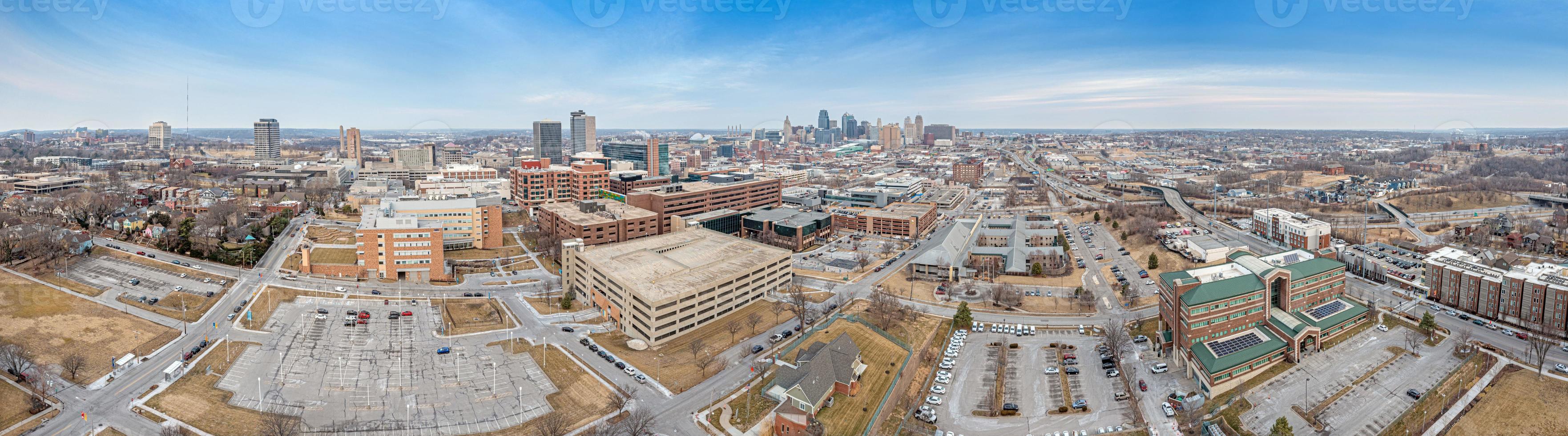 Drönare panorama av kansas stad horisont under soluppgång foto