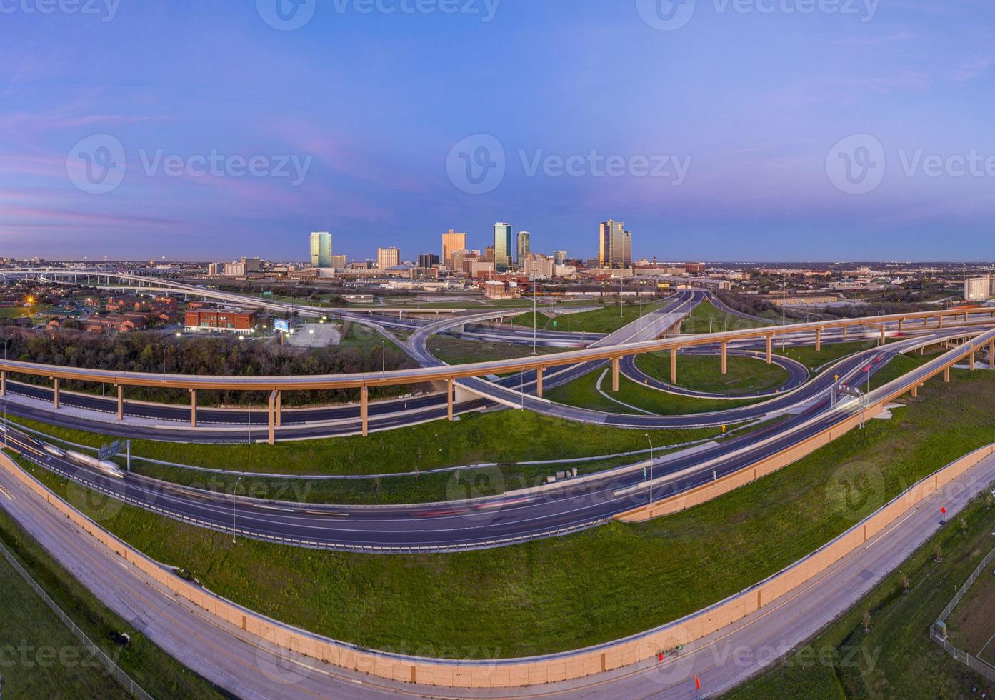 antenn panorama bild av de fort värde horisont på soluppgång med motorväg genomskärning i texas foto