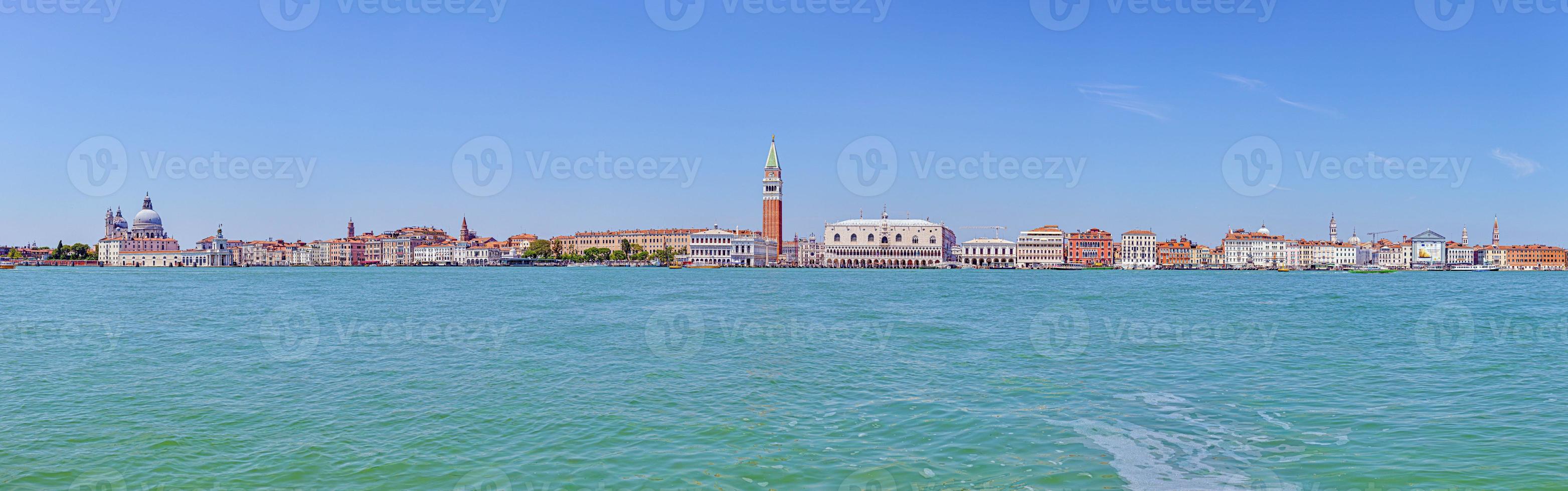 panorama- bild av de historisk stad av Venedig tagen från lagun foto