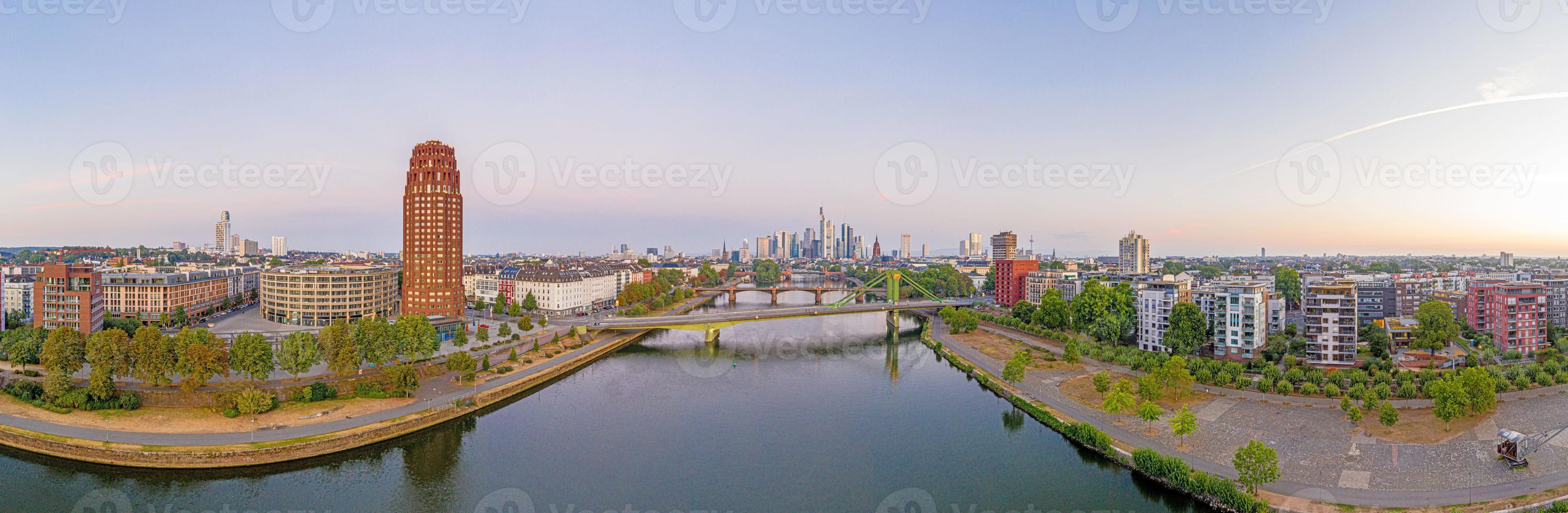 panorama- Drönare bild av de frankfurt horisont i de morgon- tid foto