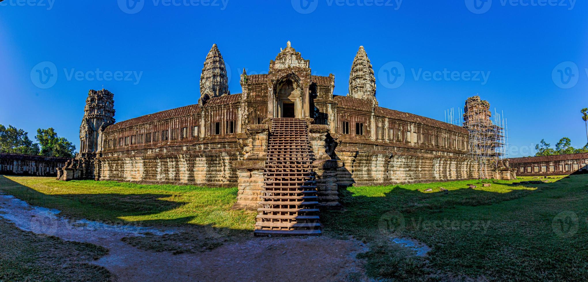 mystisk och känd ruiner av ankare wat i cambodia med Nej människor i sommar foto