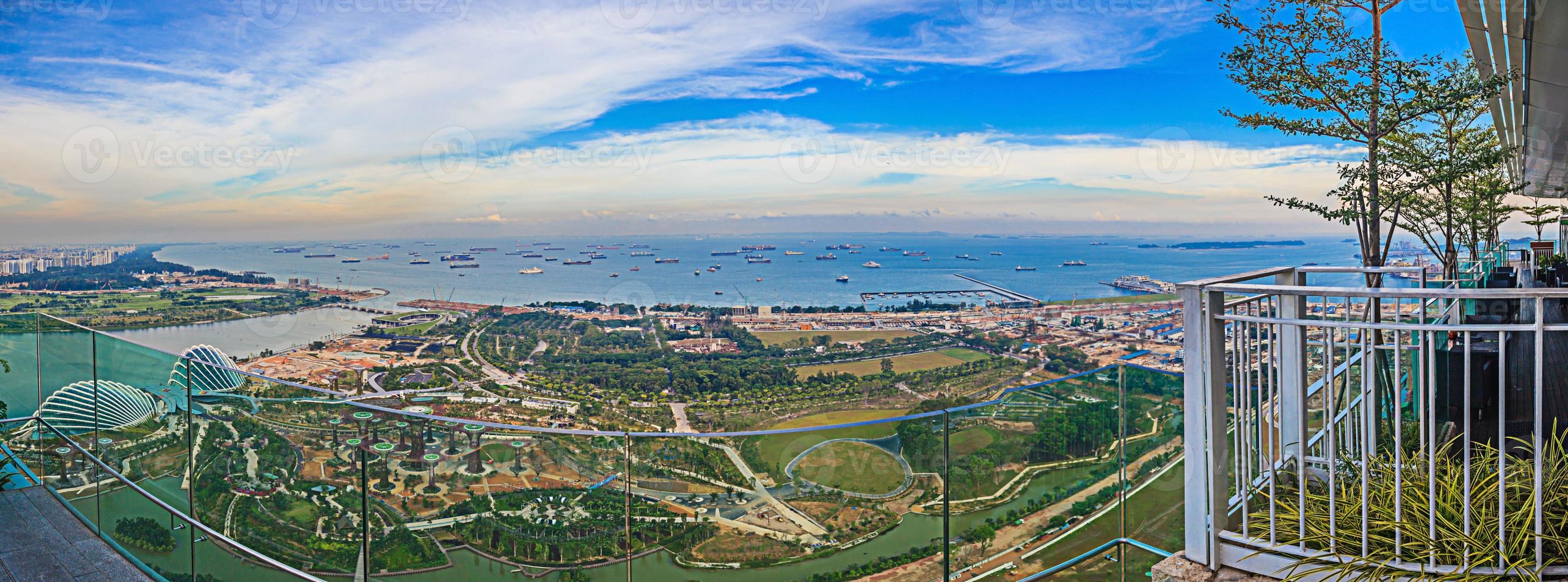 antenn panorama- bild av de trädgårdar förbi de bukt i singapore under dagtid foto