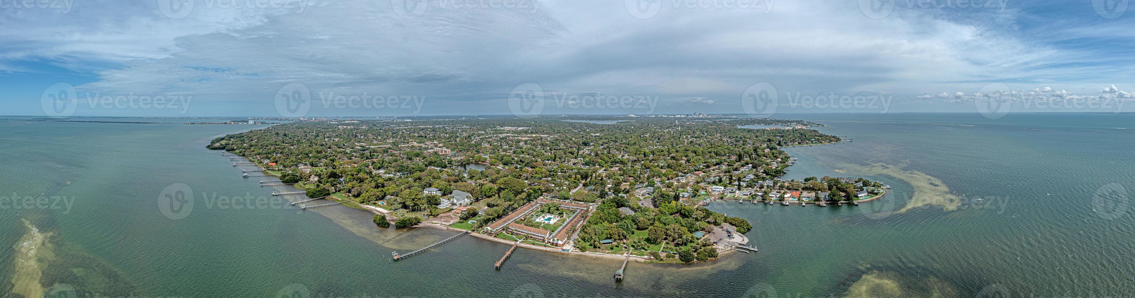 Drönare panorama över bukt vista parkera och punkt pinellas i st. petersburg i florida under dagtid med klar väder och solsken foto