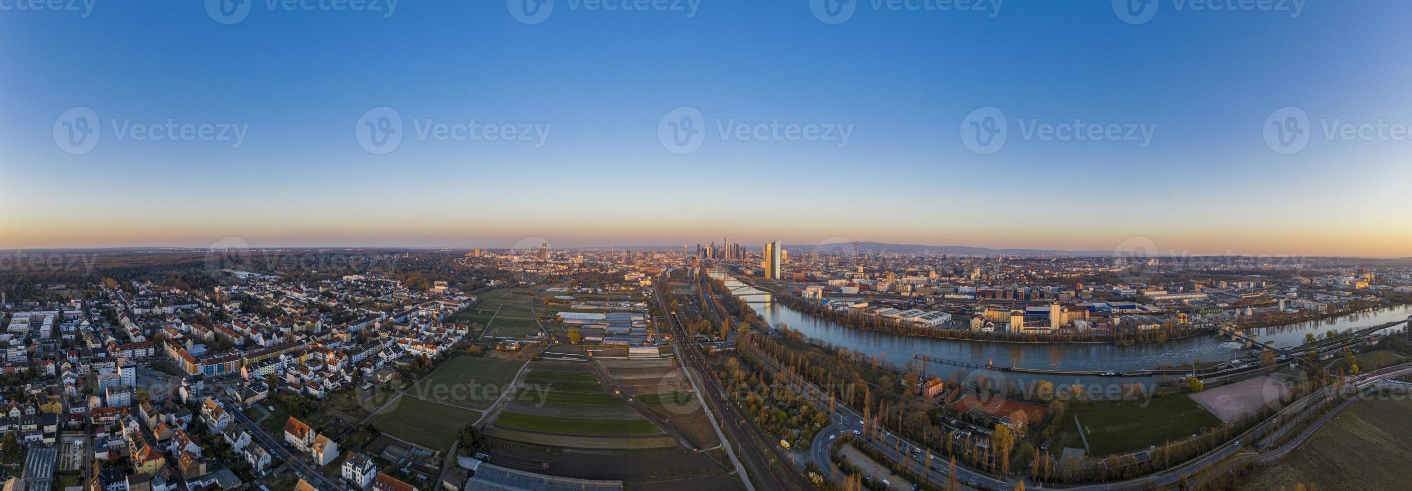 antenn bild av frankfurt horisont och europeisk central Bank byggnad under soluppgång i morgon- skymning foto