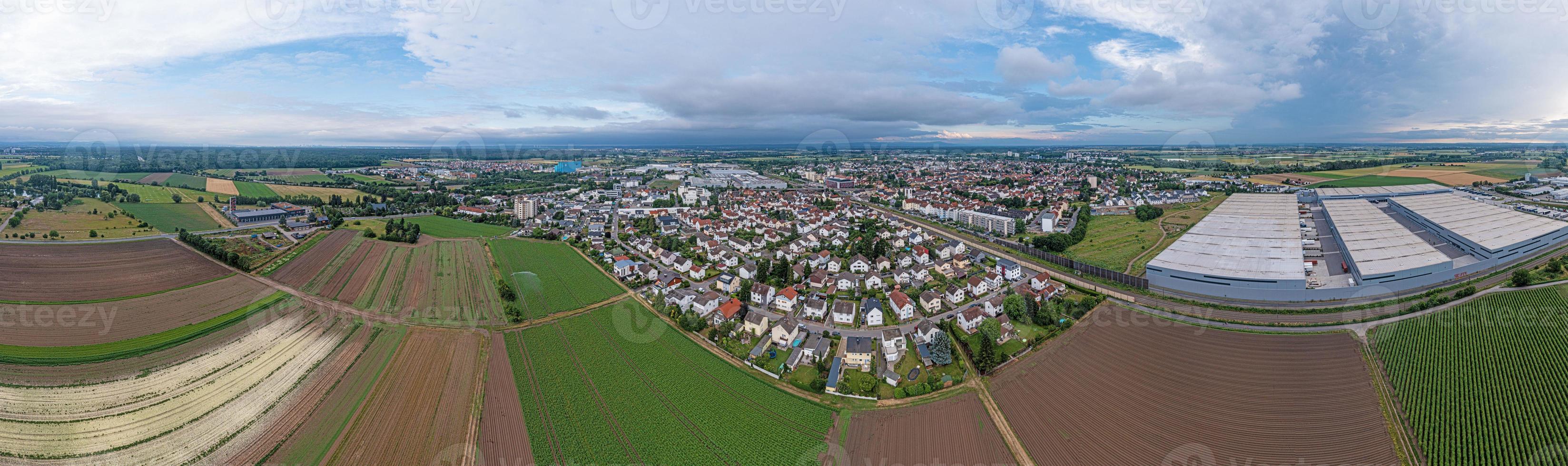 Drönare panorama av tysk distrikt stad gross-gerau i söder hesse i de kväll mot molnig himmel foto