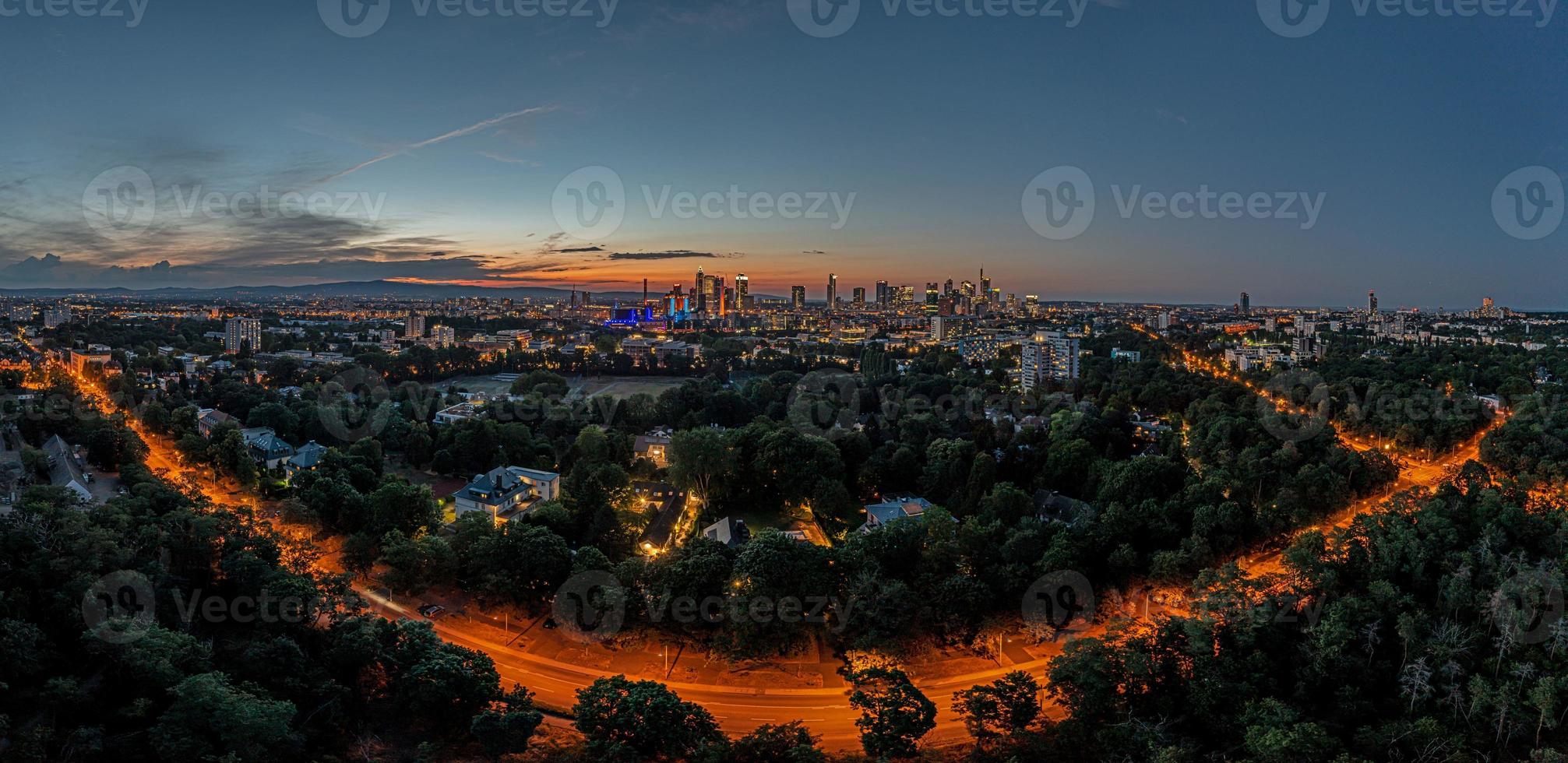 Drönare panorama över frankfurt am huvud horisont i lysande kväll röd foto