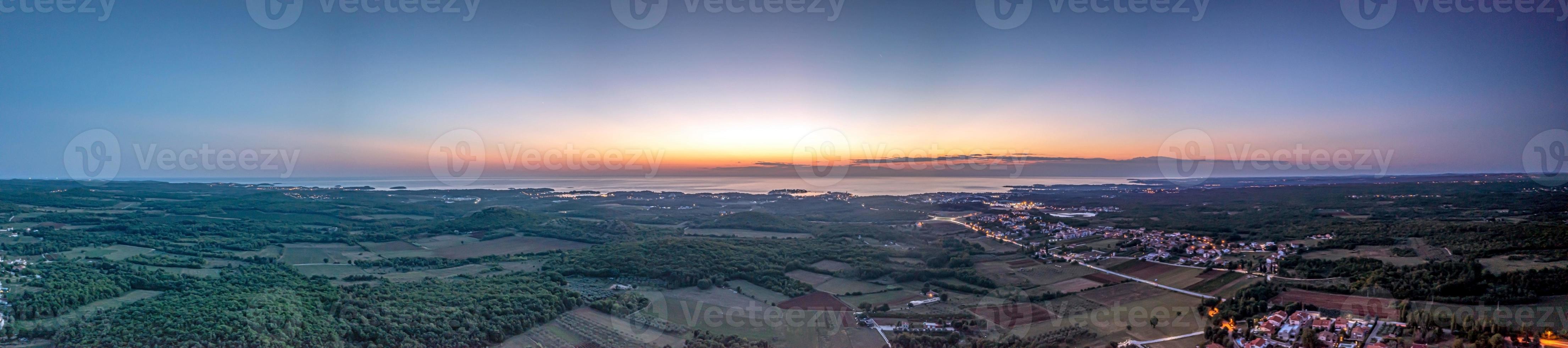 Drönare panorama över istriska adriatisk kust nära porec tagen från hög höjd över havet på solnedgång foto