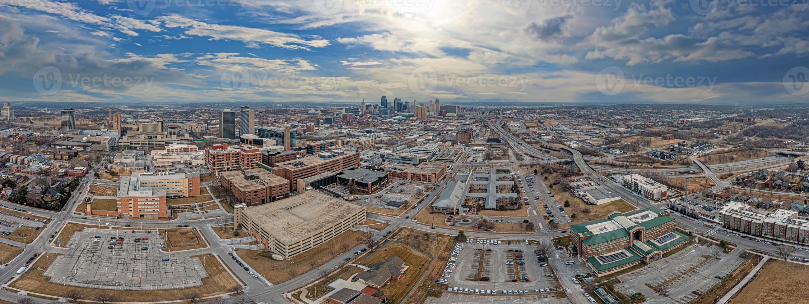 Drönare panorama av kansas stad horisont under soluppgång foto