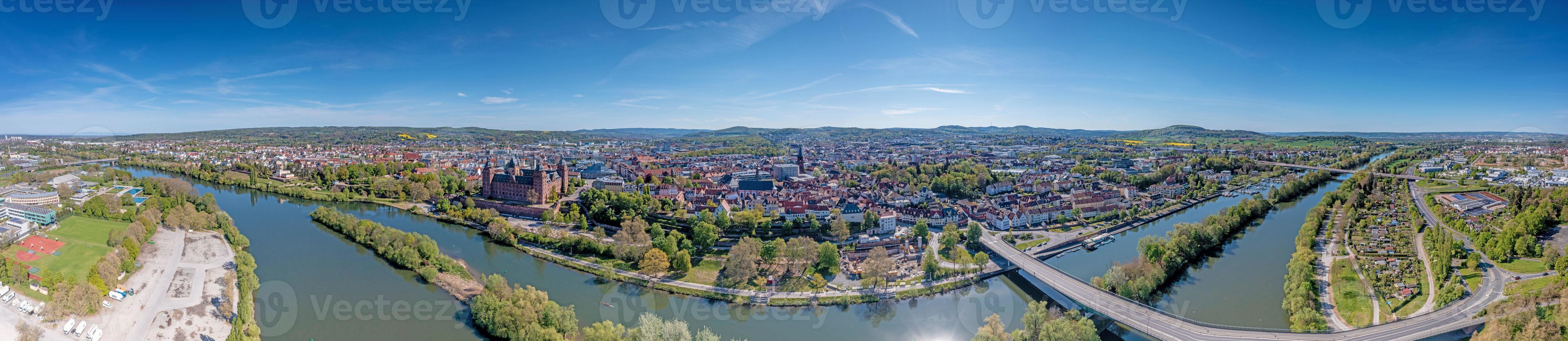 panorama- antenn se över tysk stad aschaffenburg på de flod huvud foto