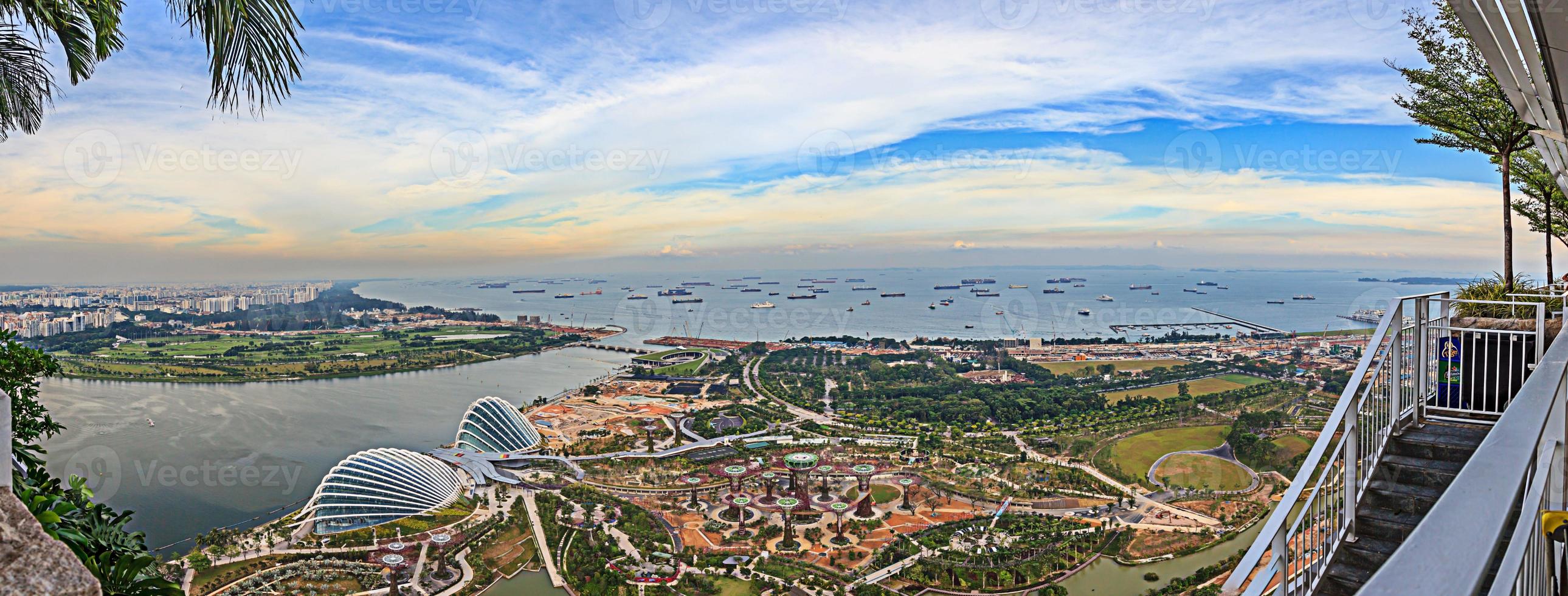 antenn panorama- bild av de trädgårdar förbi de bukt i singapore under dagtid foto